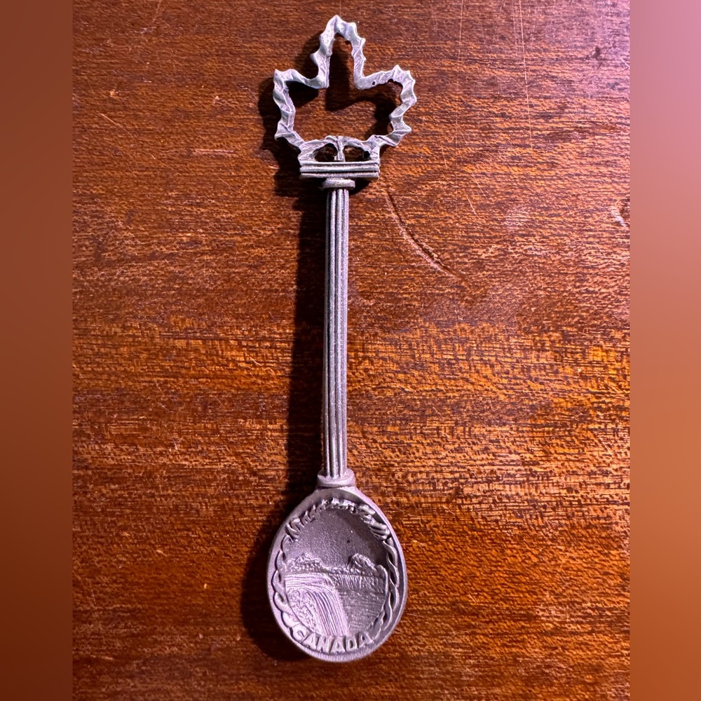 Niagara Falls Canada collectible spoon with leaf topper